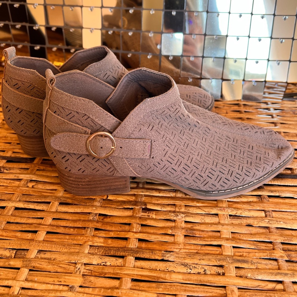 C EST 1946 brown booties